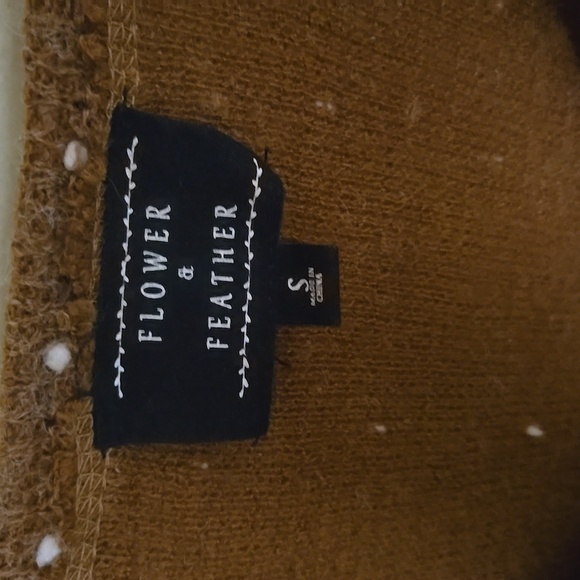 Flower and Feather Swiss dot sweater - Picture 4 of 6